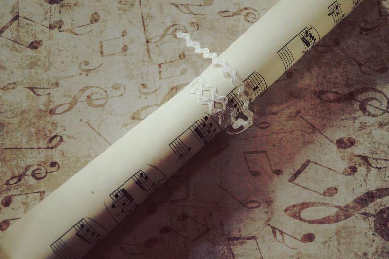 一张卷起的乐谱