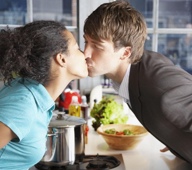 在厨房亲吻的情侣