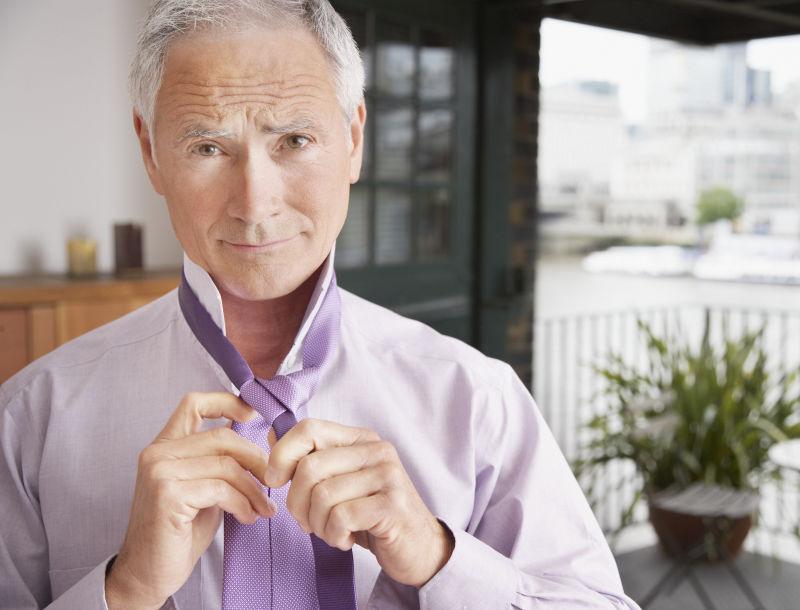 在室内打领带的老人