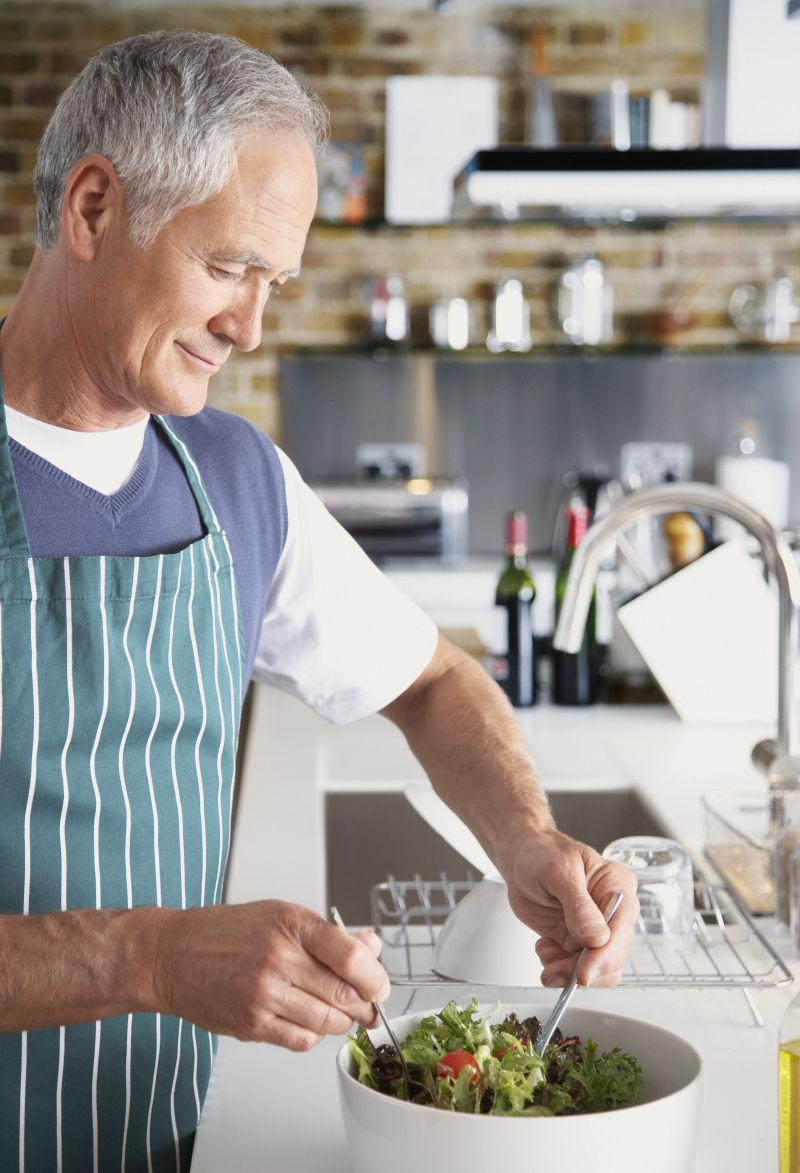 在厨房做饭的老男人
