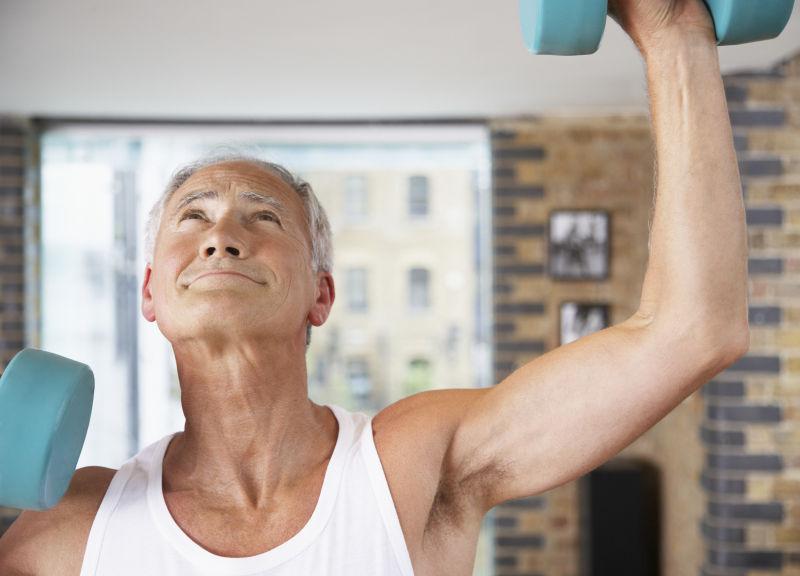 在健身房健身的老男人