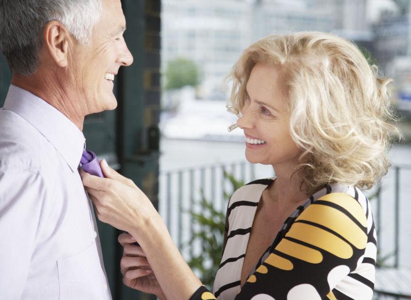 妻子在为丈夫打领带