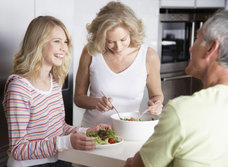 在餐桌前共进晚餐的幸福的一家人
