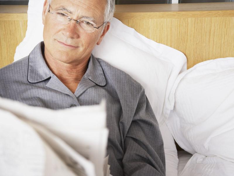 躺在床上的带着眼睛的老男人