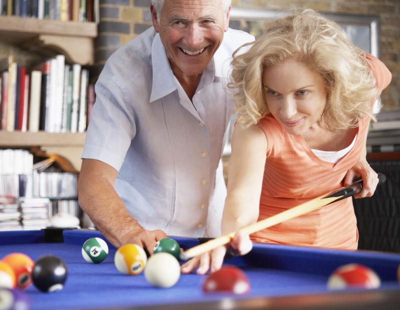 在室内打台球的人