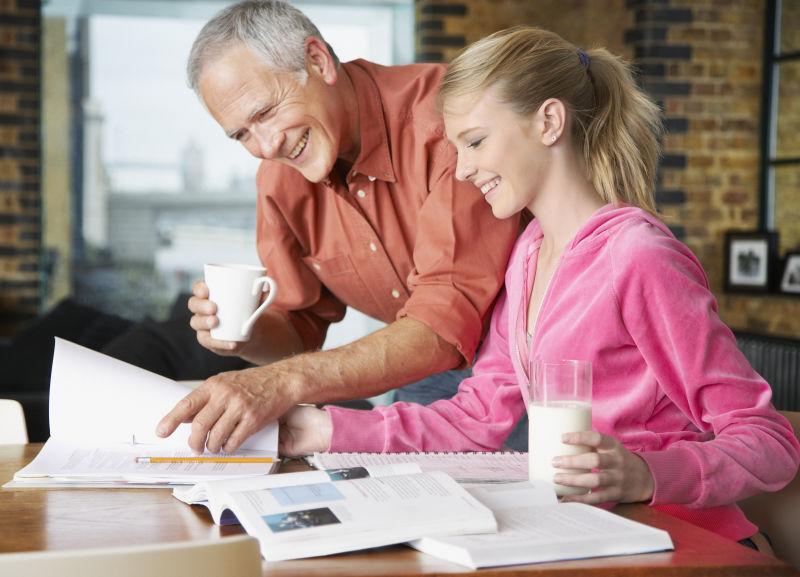 父亲在指导女儿的作业