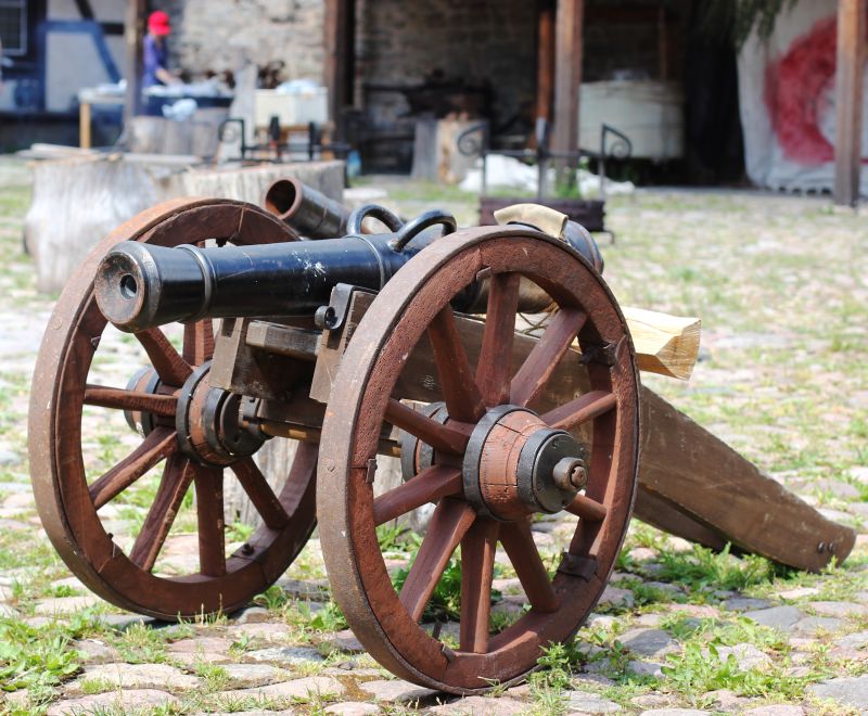 一排大小不同的大炮