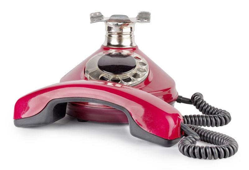 白色背景下的红色复古拨号电话摘机