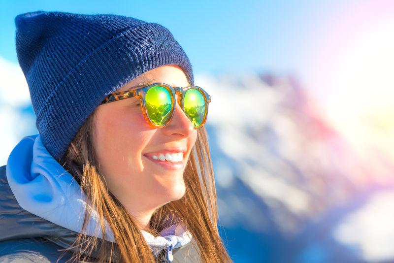 滑雪美女带着眼镜在滑雪场看景色