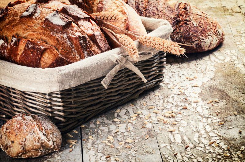 柳条筐新烤的面包图片 木筐里的面包素材 高清图片 摄影照片 寻图免费打包下载