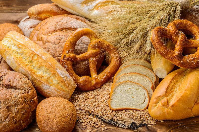 新鲜面包和小麦