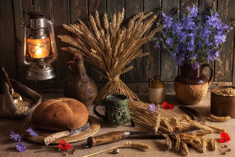 木屋里的面包与小麦穗