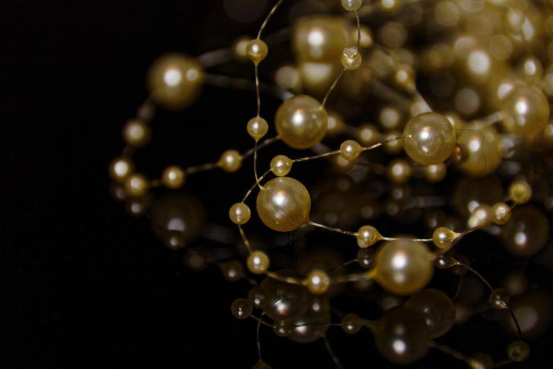 黑色背景上美丽的珍珠项链