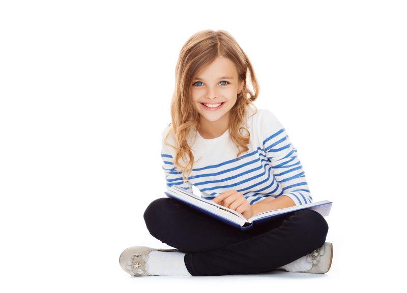 白色背景上看书的小女孩