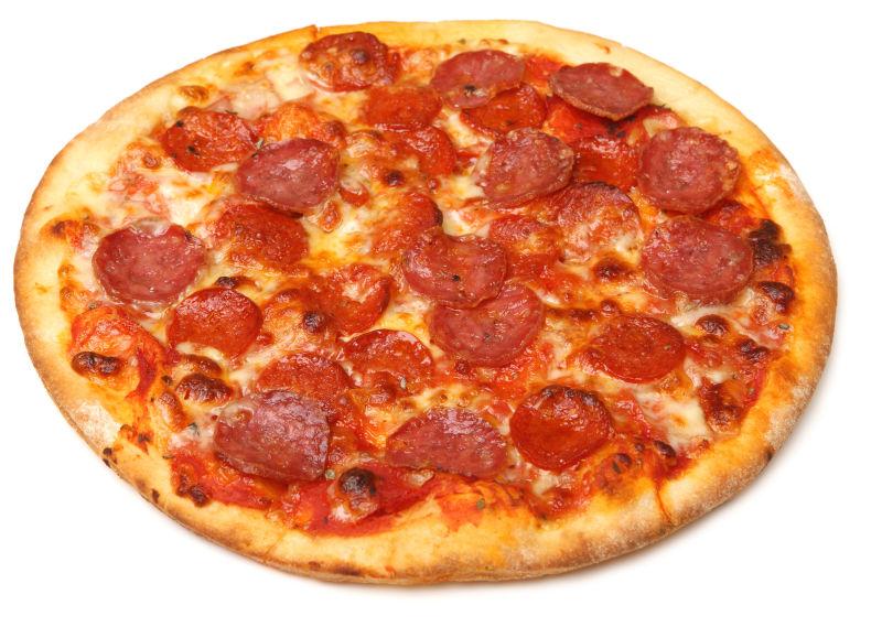 白色背景下美味的香肠披萨饼