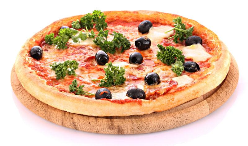 白色背景下木板上的橄榄披萨