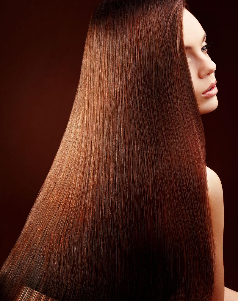 美丽的女人留着长长的棕色头发