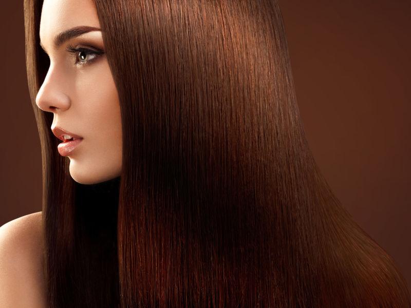 拥有长长的棕色直发的美丽女人肖像