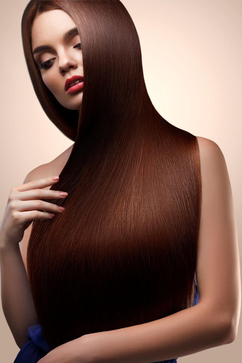 美丽的棕色长发的性感女人