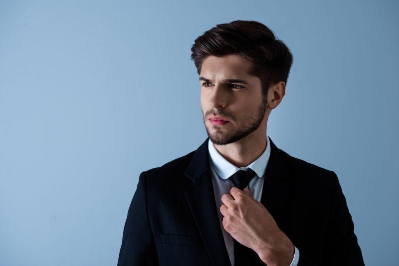 身穿西装戴领带的严肃帅哥