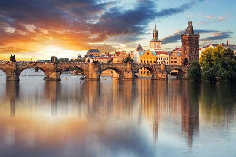 日落下惊人美丽的布拉格捷克查理士桥
