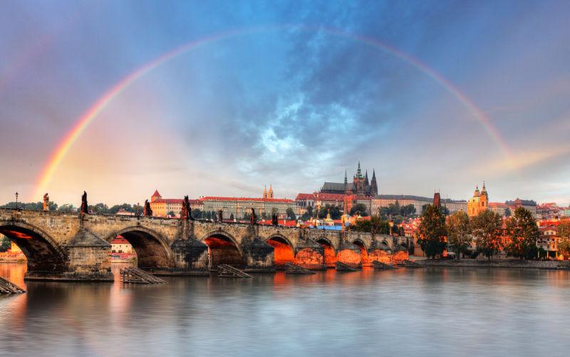 美丽彩虹的布拉格捷克查理士桥