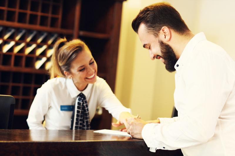 年轻商人在饭店签账单