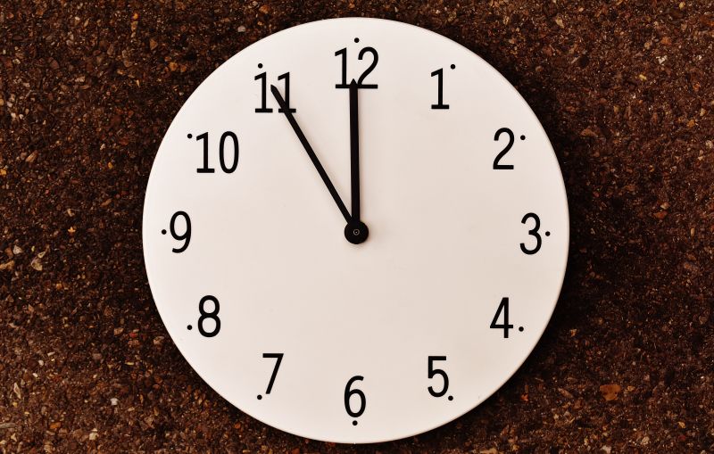 深色背景下的钟表