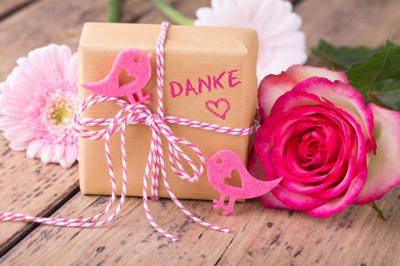 粉色花朵与礼盒
