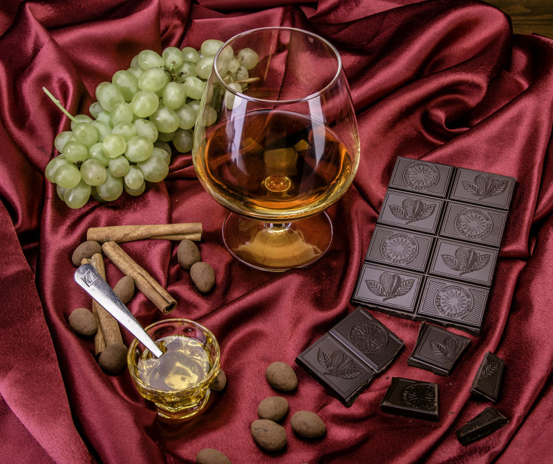 红酒色布中的午餐