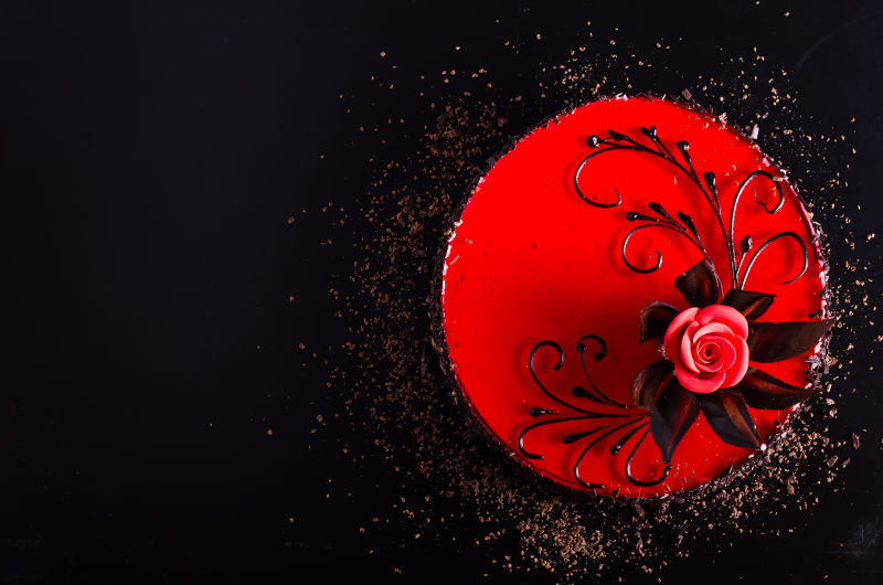 黑色背景中的红色玫瑰蛋糕