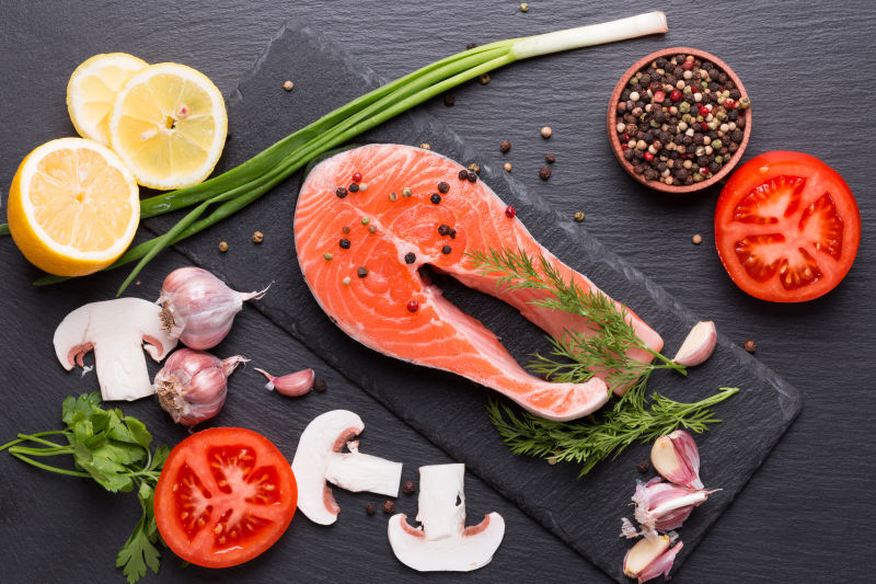 大蒜与鱼肉和蔬菜