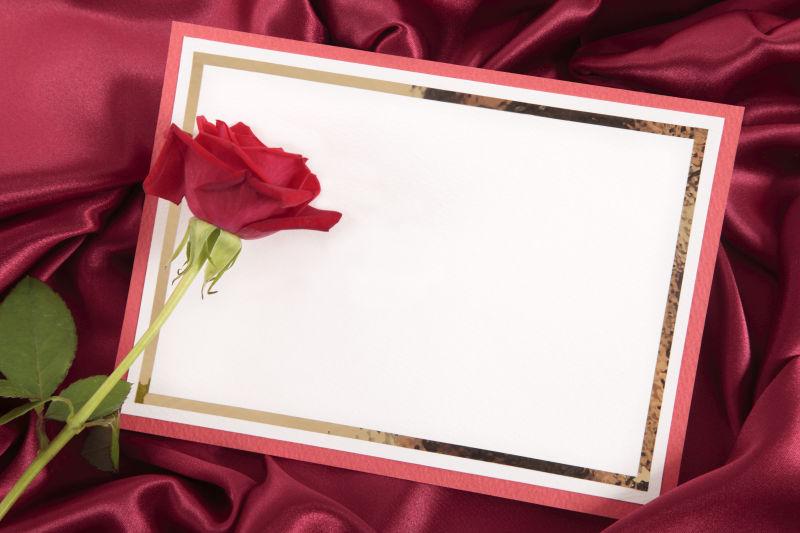 情人节贺卡玫瑰配红缎背景