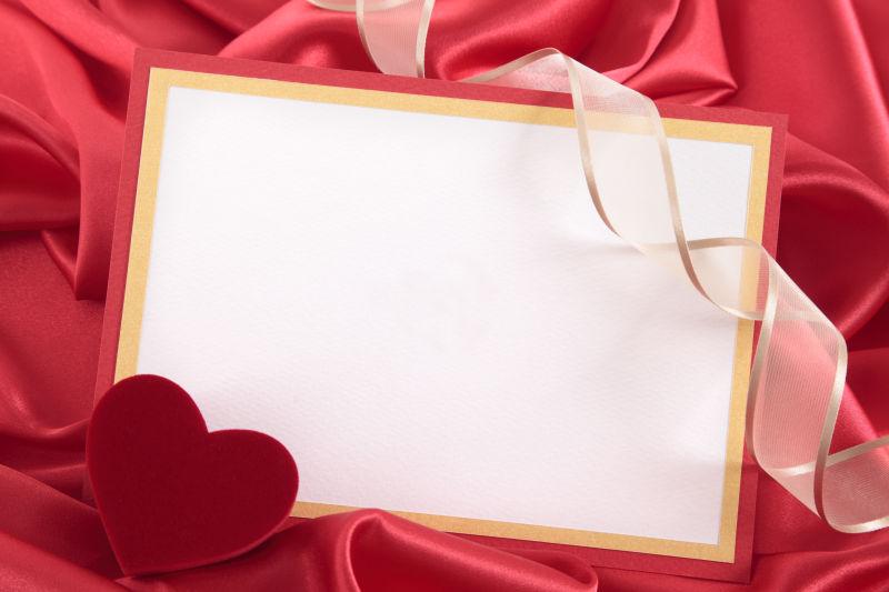 礼品盒丝带和情人节贺卡