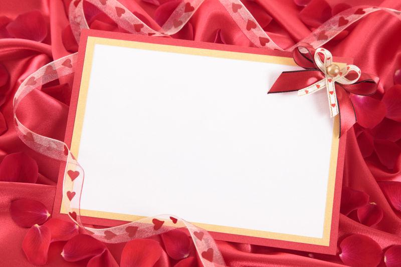 丝带和玫瑰花瓣的情人节卡片