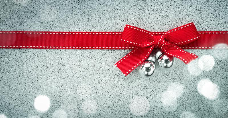 红色蝴蝶结丝带喜爱的白色铃铛