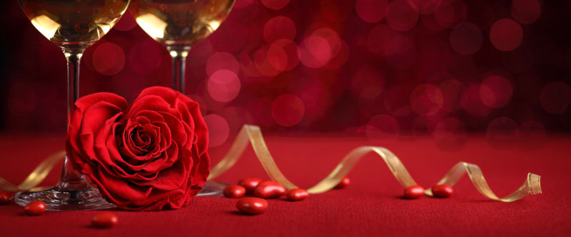 香槟酒杯下的红色玫瑰花