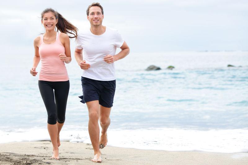 在沙滩上跑步情侣跑步