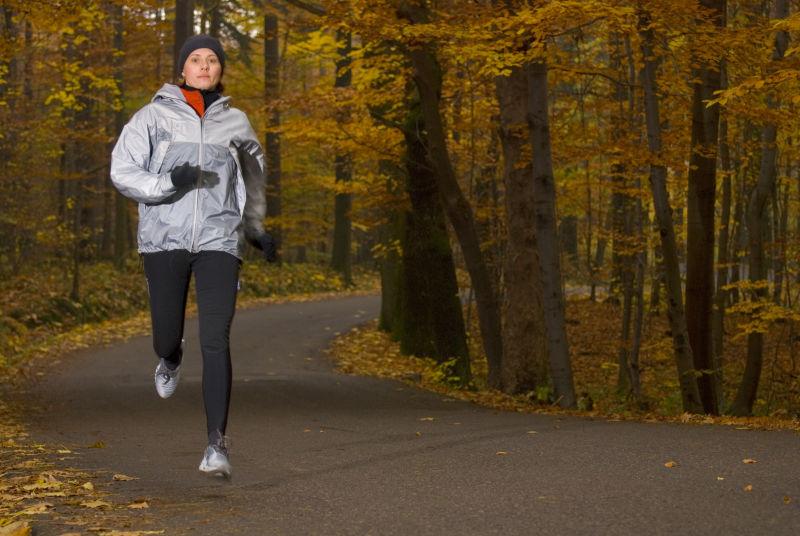 秋天公园里跑步的女子