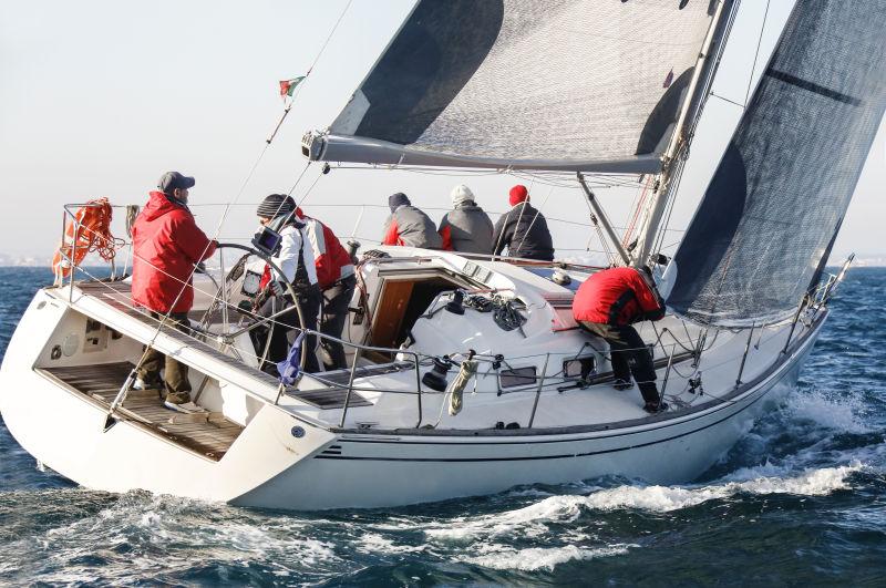 海面上波动的帆船