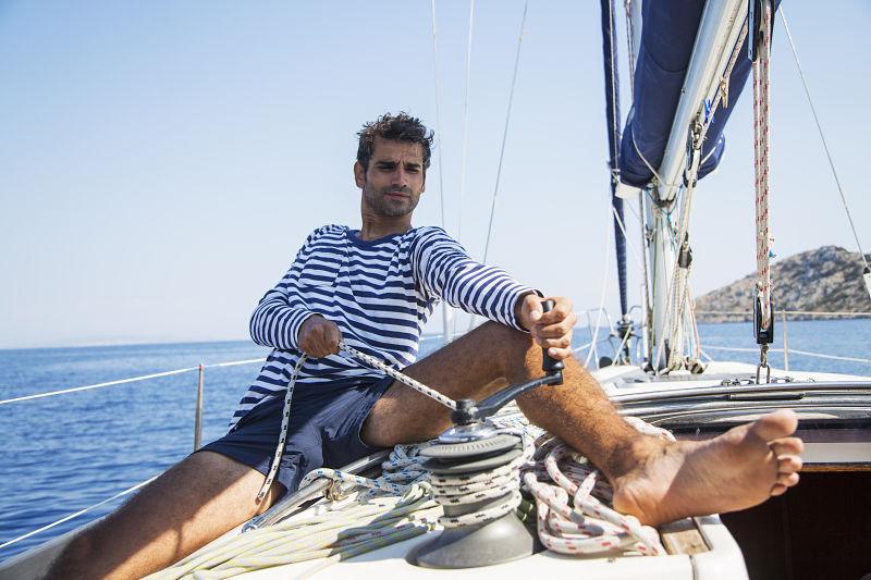 帆船上拉绳子的年轻小伙