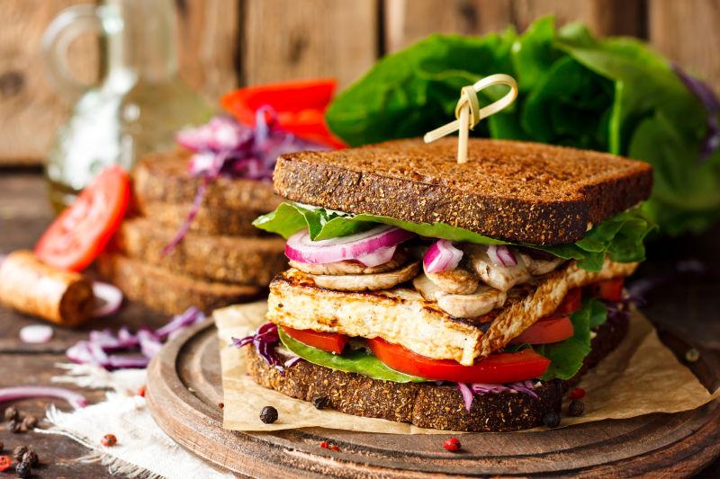 素食三明治配豆腐和蔬菜