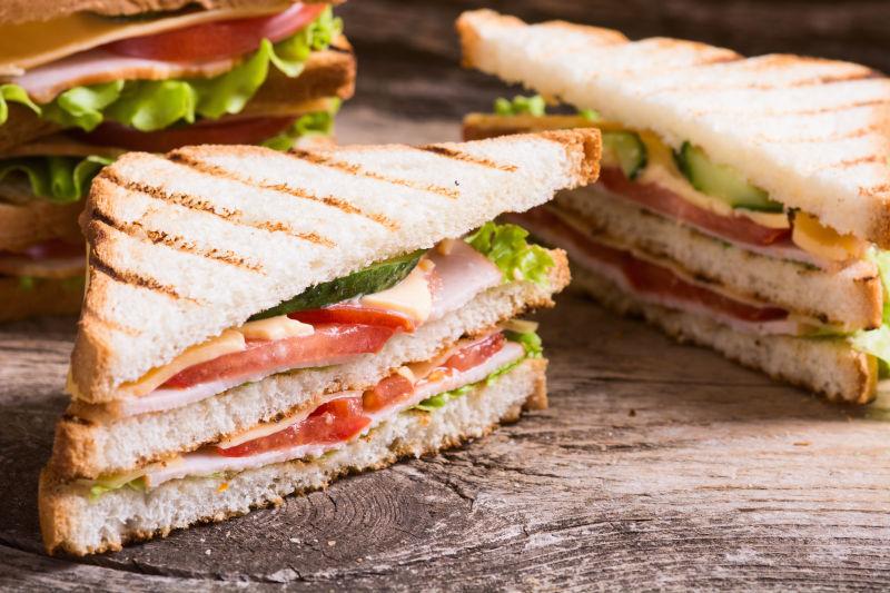 木桌砧板上的刚做的三明治