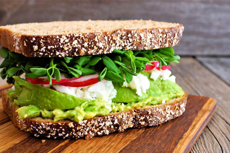 全谷物豌豆笋蔬菜三明治