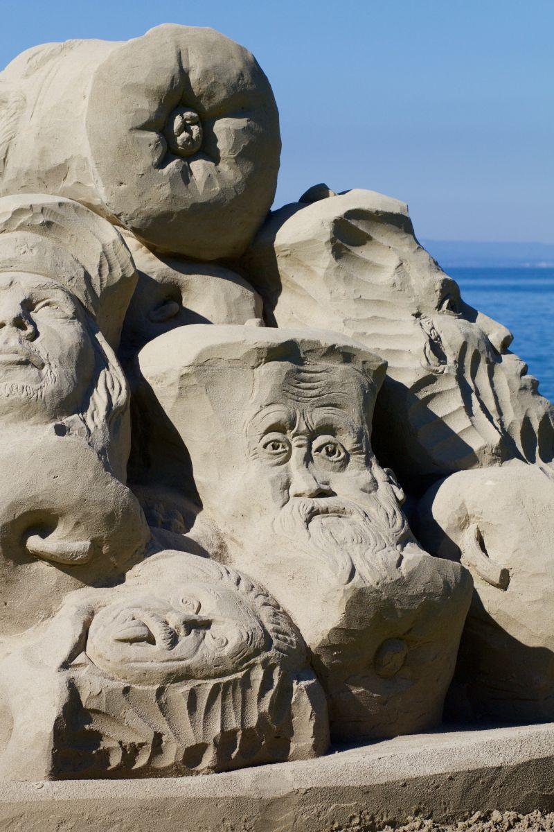 海边的创意人物雕塑