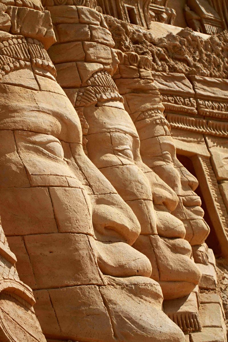 墙壁上的三个抽象人脸雕塑