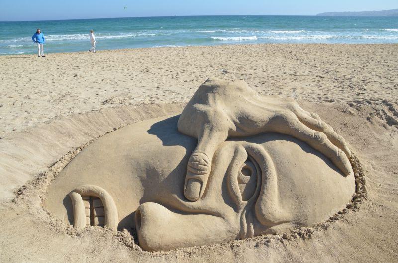 沙滩上的创意沙子雕塑