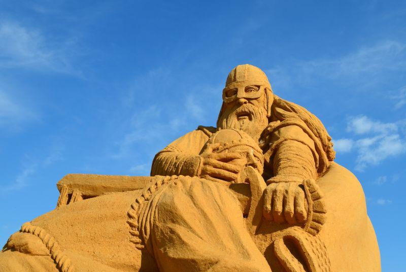 逼真的男性角色沙子雕像