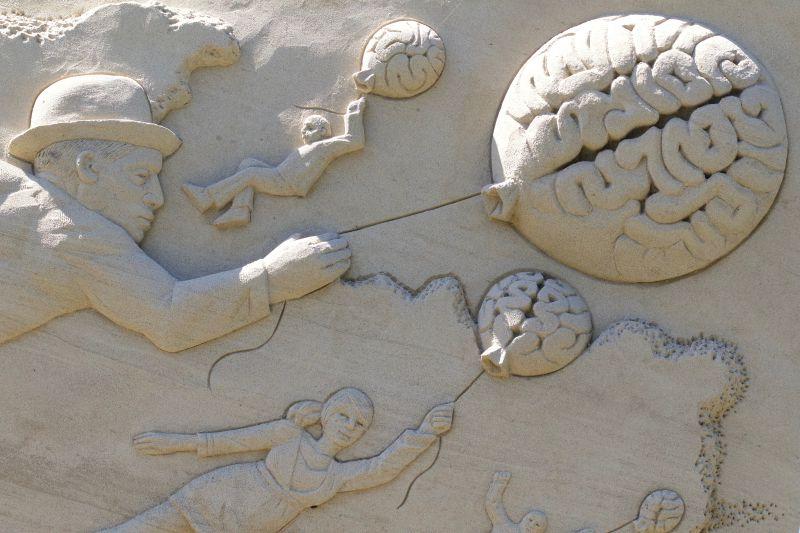 壁画上牵着脑浆气球飞行的一家人雕塑