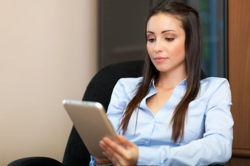 使用平板的美女